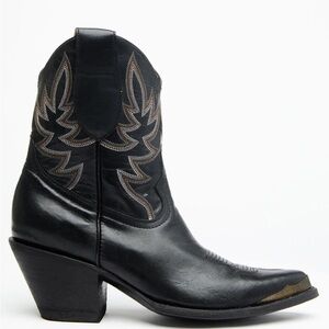 Black Cowgirl boots size 8.5
